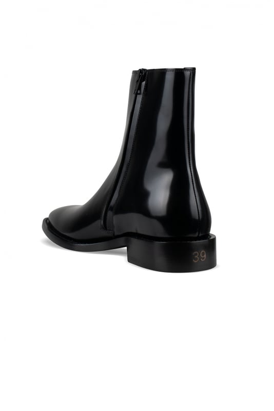 Botines Balenciaga de charol negro.Punta cuadrada.Talla estampada en la suela trasera.Tacón grueso.Cierre de cremallera lateral.Made in Italy.