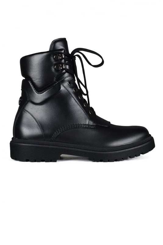 Moncler Patty Stiefeletten Schwarz Patty Moncler Schnürstiefeletten aus schwarzem Leder.Moncler-Logo auf der Rückseite.Gummisohle.100% Leder.Made in Italy.