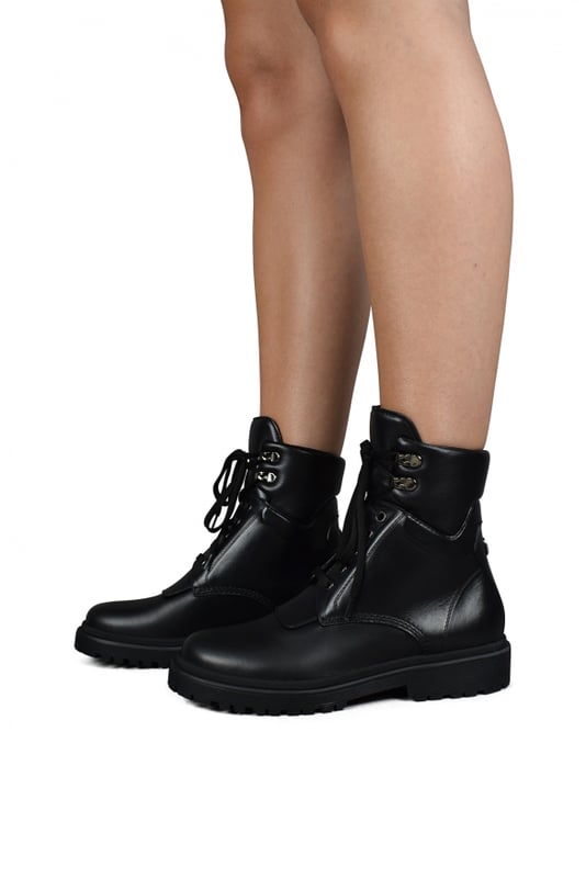 Moncler Patty Stiefeletten Schwarz Patty Moncler Schnürstiefeletten aus schwarzem Leder.Moncler-Logo auf der Rückseite.Gummisohle.100% Leder.Made in Italy.