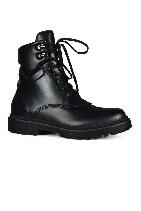 Moncler Patty Stiefeletten Schwarz Patty Moncler Schnürstiefeletten aus schwarzem Leder.Moncler-Logo auf der Rückseite.Gummisohle.100% Leder.Made in Italy.