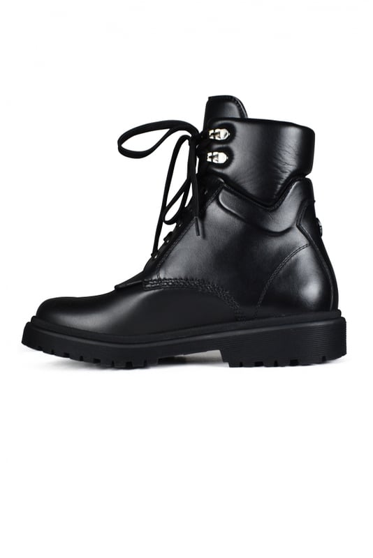 Moncler Patty Stiefeletten Schwarz Patty Moncler Schnürstiefeletten aus schwarzem Leder.Moncler-Logo auf der Rückseite.Gummisohle.100% Leder.Made in Italy.