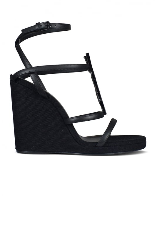 Saint Laurent Cassandra espadrilles met sleehak van glad zwart leer met een canvas hak.Dunne bandjes versierd met de YSL-initialen in zwart metaal en een verstelbare gesp.Hakhoogte 11,5 cm.Kalfsleer.Gemaakt in Italië.