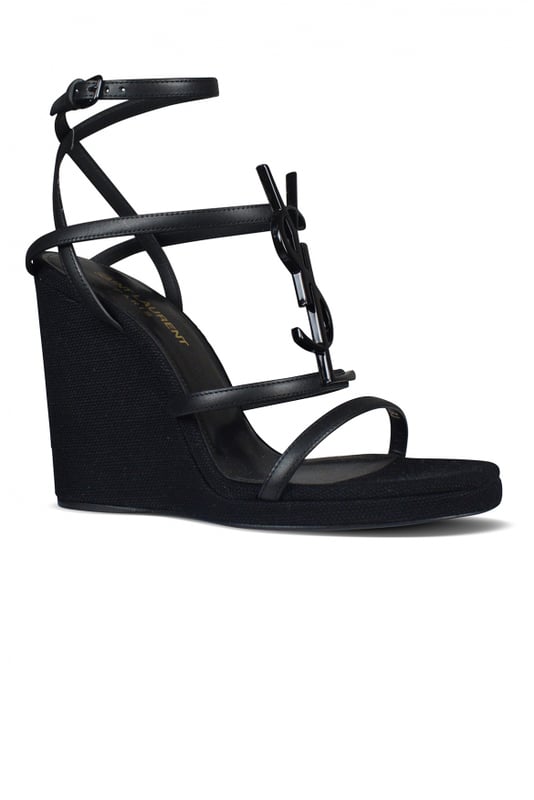 Saint Laurent Cassandra espadrilles met sleehak van glad zwart leer met een canvas hak.Dunne bandjes versierd met de YSL-initialen in zwart metaal en een verstelbare gesp.Hakhoogte 11,5 cm.Kalfsleer.Gemaakt in Italië.