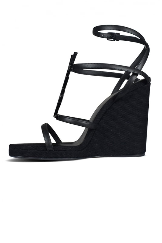 Saint Laurent Cassandra espadrilles met sleehak van glad zwart leer met een canvas hak.Dunne bandjes versierd met de YSL-initialen in zwart metaal en een verstelbare gesp.Hakhoogte 11,5 cm.Kalfsleer.Gemaakt in Italië.
