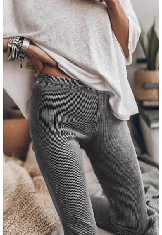 Dunkelgraue Vintage-Waschung  
Rippstruktur  
Hochwertige Materialien  
Bequem und langlebig  
Vielseitig und perfekt für jeden Anlass