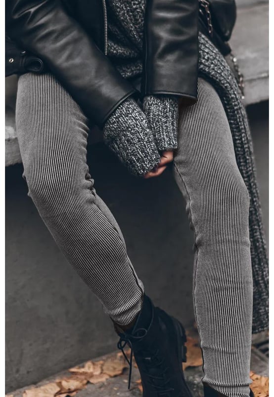 Dunkelgraue Vintage-Waschung  
Rippstruktur  
Hochwertige Materialien  
Bequem und langlebig  
Vielseitig und perfekt für jeden Anlass