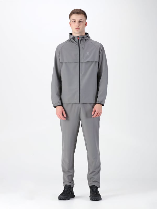 LUKE introduces this technical zip-through jacket and trouser set made using innovative fabrics. It is cut from a unique moisture wicking fabric that draws the moisture away from the body, so you stay cool and dry. This set is perfect for days at the gym or for training sessions.
