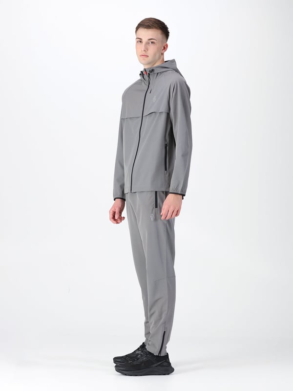LUKE introduces this technical zip-through jacket and trouser set made using innovative fabrics. It is cut from a unique moisture wicking fabric that draws the moisture away from the body, so you stay cool and dry. This set is perfect for days at the gym or for training sessions.