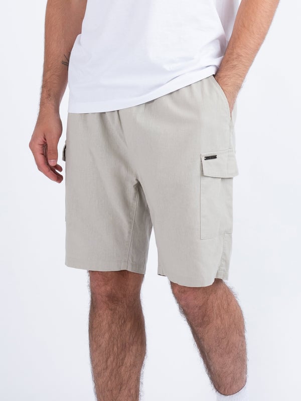 These lightweight cargo style shorts from LUKE are perfect to wear in the city during the warmer months, crafted from a soft linen they feature spacious utility leg pockets, handy side pockets and a comfy drawcord waist for a customised fit. The look is then signed off with the brands iconic LUKE 1977 sew-on metal bar in dark pewter gloss.