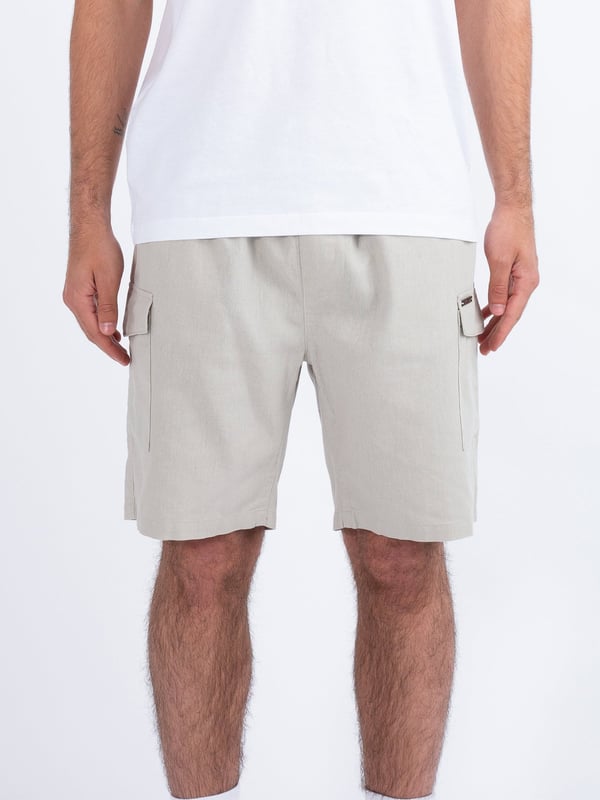 These lightweight cargo style shorts from LUKE are perfect to wear in the city during the warmer months, crafted from a soft linen they feature spacious utility leg pockets, handy side pockets and a comfy drawcord waist for a customised fit. The look is then signed off with the brands iconic LUKE 1977 sew-on metal bar in dark pewter gloss.