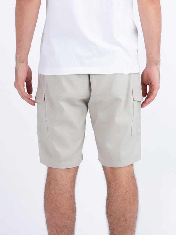 These lightweight cargo style shorts from LUKE are perfect to wear in the city during the warmer months, crafted from a soft linen they feature spacious utility leg pockets, handy side pockets and a comfy drawcord waist for a customised fit. The look is then signed off with the brands iconic LUKE 1977 sew-on metal bar in dark pewter gloss.