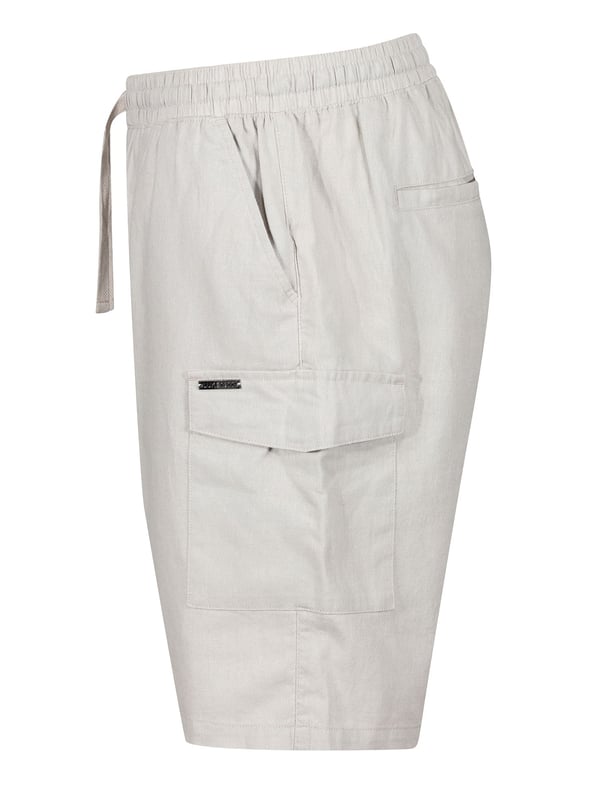These lightweight cargo style shorts from LUKE are perfect to wear in the city during the warmer months, crafted from a soft linen they feature spacious utility leg pockets, handy side pockets and a comfy drawcord waist for a customised fit. The look is then signed off with the brands iconic LUKE 1977 sew-on metal bar in dark pewter gloss.