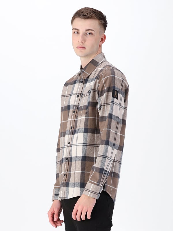 The perfect smart-casual addition to your transitional wardrobe, the EIGHTOAKS checked overshirt from LUKE comes complete with a left chest pocket that features two shiny black LUKE buttons. Crafted from pure cotton, the shirt is soft to the touch and guarantees a comfortable fit with every wear. The look is complete with the Iconic LUKE EST. 1977 woven badge on the left arm.
