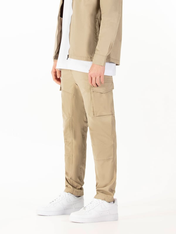 LUKE takes a utilitarian approach this season with these cargo pants. Crafted from a durable cotton twill, they come equipped with a multitude of pockets and feature multiple belt loops which helps to ensure the perfect fit. The brand's iconic LUKE est. 1977 woven badge sits on the left leg pocket to finish the look.