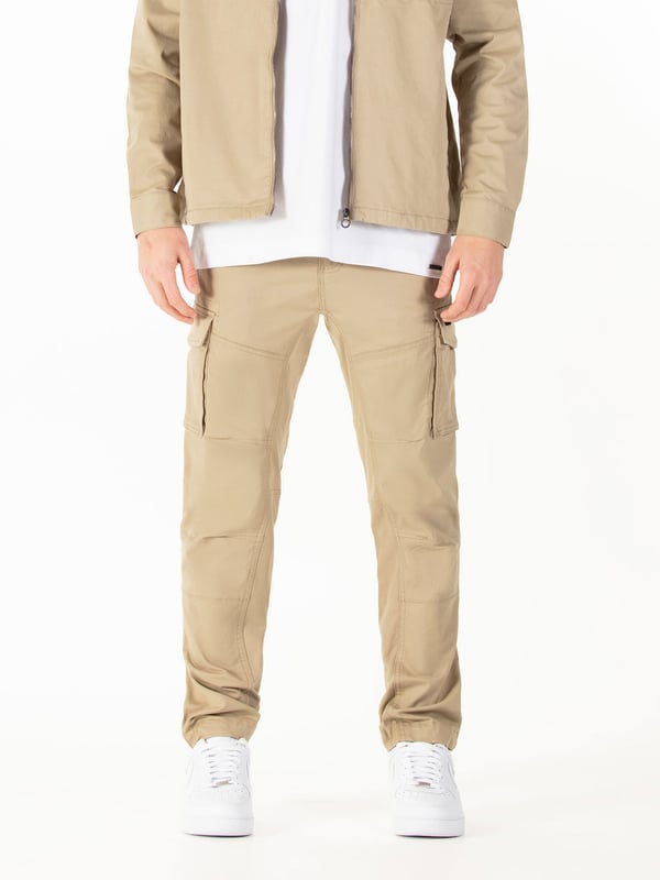 LUKE takes a utilitarian approach this season with these cargo pants. Crafted from a durable cotton twill, they come equipped with a multitude of pockets and feature multiple belt loops which helps to ensure the perfect fit. The brand's iconic LUKE est. 1977 woven badge sits on the left leg pocket to finish the look.