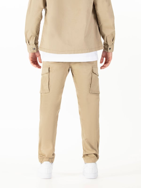 LUKE takes a utilitarian approach this season with these cargo pants. Crafted from a durable cotton twill, they come equipped with a multitude of pockets and feature multiple belt loops which helps to ensure the perfect fit. The brand's iconic LUKE est. 1977 woven badge sits on the left leg pocket to finish the look.