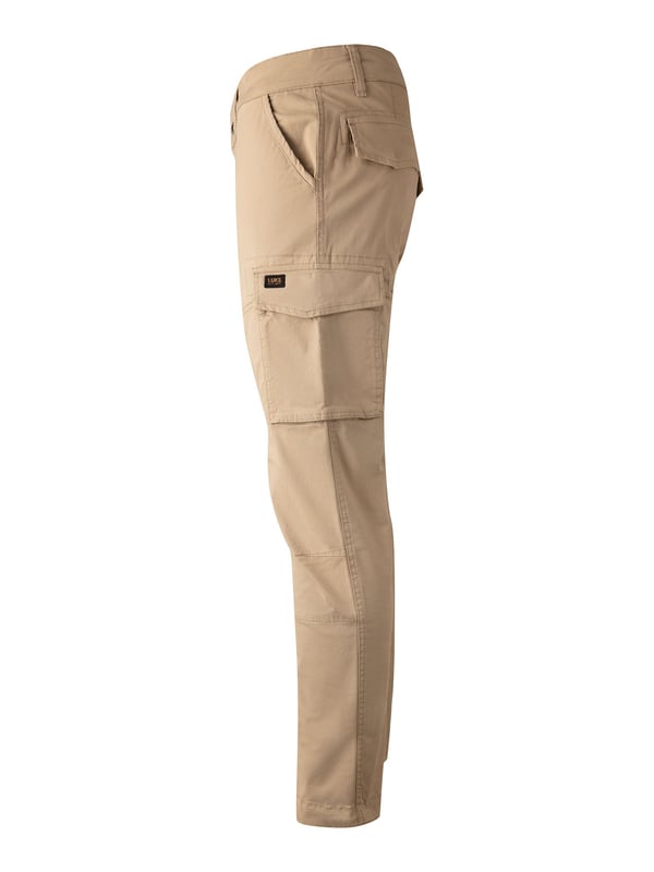 LUKE takes a utilitarian approach this season with these cargo pants. Crafted from a durable cotton twill, they come equipped with a multitude of pockets and feature multiple belt loops which helps to ensure the perfect fit. The brand's iconic LUKE est. 1977 woven badge sits on the left leg pocket to finish the look.