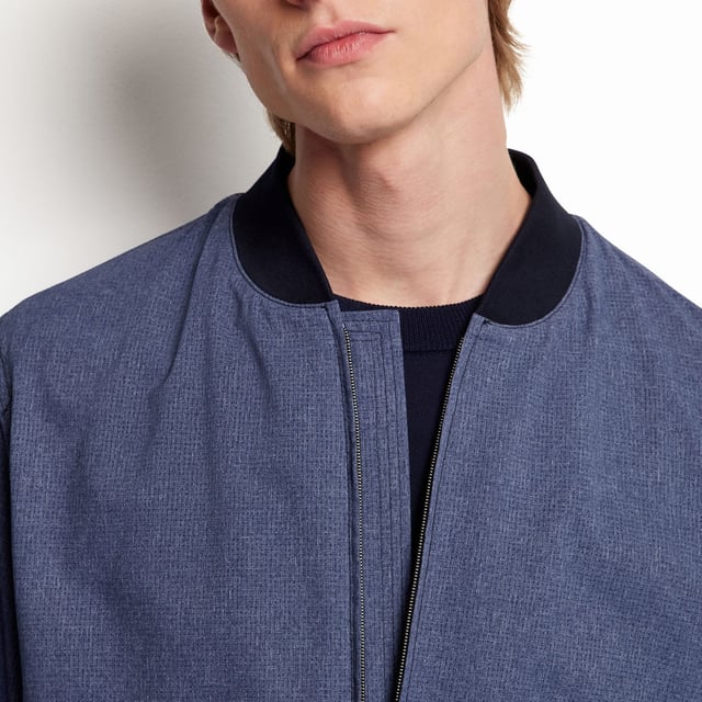Men's Boss P-Hanry Bomber Jacket. BI-Stretch Performance bomber jacket. This model is made of high-quality stretch mesh fabric for optimal freedom of movement. The jacket is equipped with a mao collar and elastic knitted cuffs. Create a variety of looks with this modern model.- Knit cuffs and collar.- Front closure with zipper.- Performance attributes lined with meshlining.- Performance contrast details. Material: 100% Polyester. Ref: 50468913494.