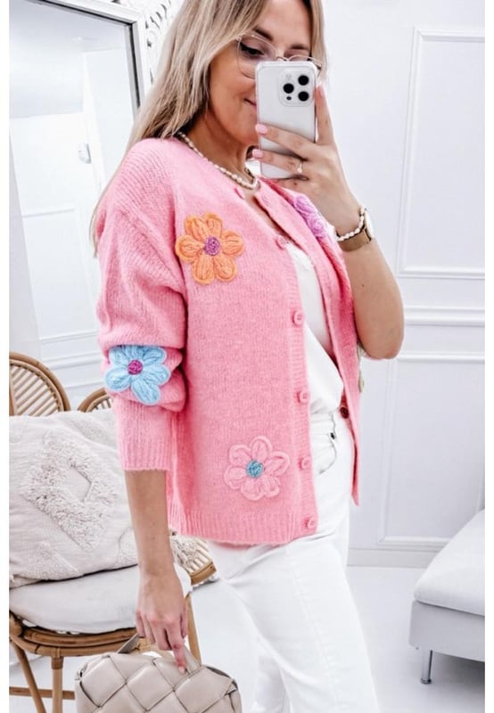 Our styles are designed with a trendy fitted look in mind following an international size standard. For the best fit we suggest choosing one size up from your usual. Be sure to check our sizing chart to find your perfect match!
  Vibrant knitted floral patterns for a playful look
  Cozy button
  up design ideal for chilly days
  Crafted from ultra
  soft comfortable fabric
  Perfect for styling with a casual tank top and jeans
  Adds a touch of charm to any outfit
Material: 42% Acrylic 30% Polyester 28% Polyamide