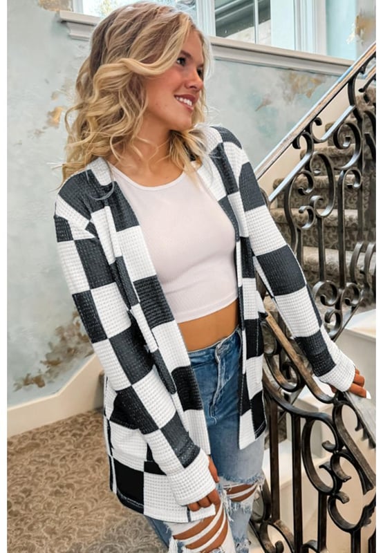Nuestros estilos están diseñados con una apariencia ajustada y a la moda, siguiendo un estándar de talla internacional. Para el mejor ajuste, sugerimos elegir una talla más de la que habitualmente usas. ¡Asegúrate de consultar nuestra tabla de tallas para encontrar tu combinación perfecta!
  
  Estampado a cuadros elegante que añade un toque moderno a cualquier atuendo  
  Material de punto gofrado acogedor para una comodidad y calidez máximas  
  Aberturas para los pulgares convenientes para un giro moderno y práctico  
  Diseño versátil de frente abierto, perfecto para combinar capas  