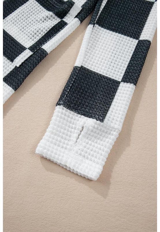 Nuestros estilos están diseñados con una apariencia ajustada y a la moda, siguiendo un estándar de talla internacional. Para el mejor ajuste, sugerimos elegir una talla más de la que habitualmente usas. ¡Asegúrate de consultar nuestra tabla de tallas para encontrar tu combinación perfecta!
  
  Estampado a cuadros elegante que añade un toque moderno a cualquier atuendo  
  Material de punto gofrado acogedor para una comodidad y calidez máximas  
  Aberturas para los pulgares convenientes para un giro moderno y práctico  
  Diseño versátil de frente abierto, perfecto para combinar capas  