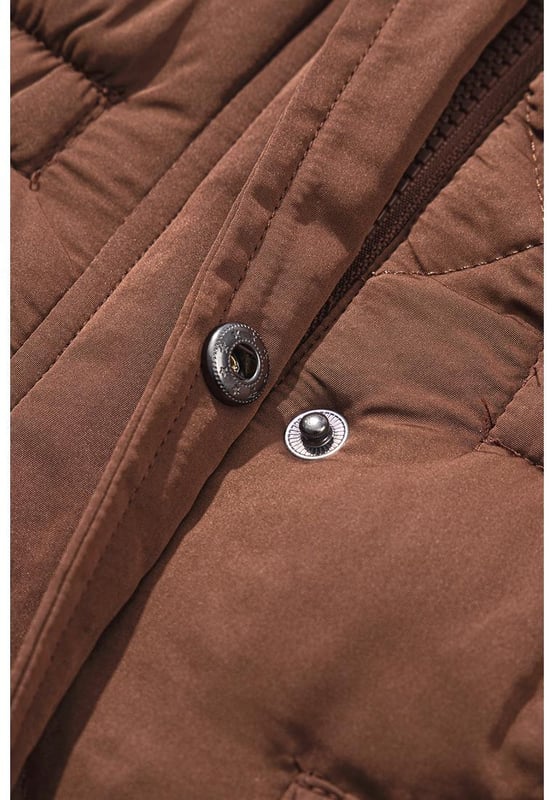Onze stijlen zijn ontworpen met een trendy, aansluitende look in gedachten, volgens een internationaal maatstandaard. Voor de beste pasvorm raden we aan één maat groter te kiezen dan gebruikelijk. Controleer zeker onze maattabel om jouw perfecte match te vinden!  
  Lange dekking voor extra warmte en een gestroomlijnde silhouet  
  Modebewust gewatteerd ontwerp voor een stijlvolle textuur en een klassieke uitstraling  
  Opstaande kraag voor extra bescherming van de nek en een scherpe chique uitstraling  
  Lichte en warme pufferconstructie voor moeiteloos stapelen in koud weer  
Materiaal: 100% polyester