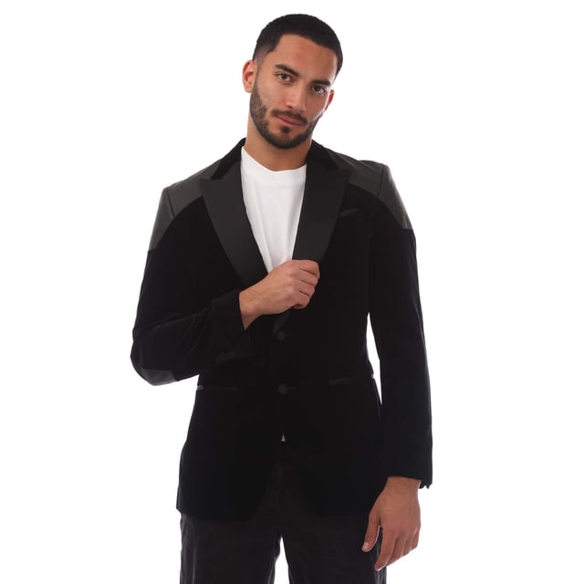 Men's Boss Crag Blazer Jacket. The Boss blazer, part of the formal collection, is crafted for a sophisticated appearance. Featuring a peak lapel collar and a button closure, it exudes elegance. The jacket is designed in a slim fit, adorned with a colourblock pattern and includes practical pockets.- Single breasted blazer.- Peak lapel.- Fully lined.- Two-button closure at front.- Welt pocket by the left chest.- Welt pockets at waist.- Kissing button cuffs.- Slim fit. Material: 100% Cotton. Ref: 50488303001.