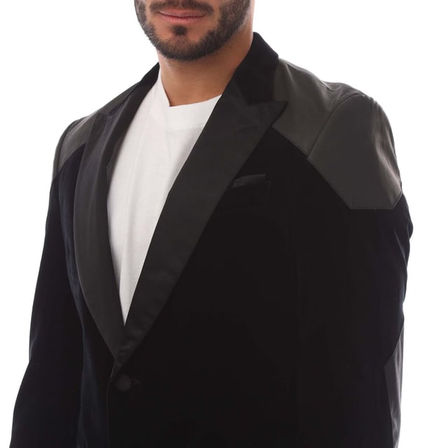 Men's Boss Crag Blazer Jacket. The Boss blazer, part of the formal collection, is crafted for a sophisticated appearance. Featuring a peak lapel collar and a button closure, it exudes elegance. The jacket is designed in a slim fit, adorned with a colourblock pattern and includes practical pockets.- Single breasted blazer.- Peak lapel.- Fully lined.- Two-button closure at front.- Welt pocket by the left chest.- Welt pockets at waist.- Kissing button cuffs.- Slim fit. Material: 100% Cotton. Ref: 50488303001.