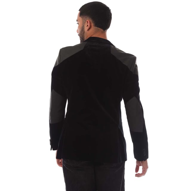 Men's Boss Crag Blazer Jacket. The Boss blazer, part of the formal collection, is crafted for a sophisticated appearance. Featuring a peak lapel collar and a button closure, it exudes elegance. The jacket is designed in a slim fit, adorned with a colourblock pattern and includes practical pockets.- Single breasted blazer.- Peak lapel.- Fully lined.- Two-button closure at front.- Welt pocket by the left chest.- Welt pockets at waist.- Kissing button cuffs.- Slim fit. Material: 100% Cotton. Ref: 50488303001.