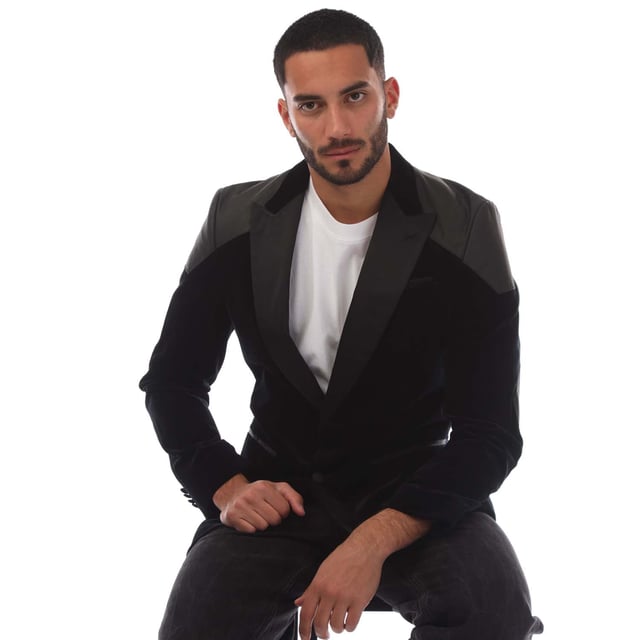 Men's Boss Crag Blazer Jacket. The Boss blazer, part of the formal collection, is crafted for a sophisticated appearance. Featuring a peak lapel collar and a button closure, it exudes elegance. The jacket is designed in a slim fit, adorned with a colourblock pattern and includes practical pockets.- Single breasted blazer.- Peak lapel.- Fully lined.- Two-button closure at front.- Welt pocket by the left chest.- Welt pockets at waist.- Kissing button cuffs.- Slim fit. Material: 100% Cotton. Ref: 50488303001.