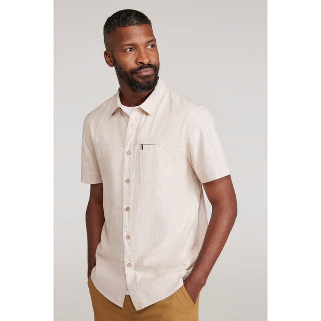 Gewebetechnik: Atmungsaktiv, Leicht. Außenmaterial (%): 100% Baumwolle. Futtermaterial (%): 100% Polyester. Gewebe: Slub. Design: Strukturiert. Knopfverschluss. Knopfleiste mit sieben Knöpfen. Taschenart: 1 Brusttasche, Reißverschluss. Futterstoff: Netzmaterial. Kurzärmlig. Schaftrand zum Umklappen. XXS: 84 cm. XS: 88,9 cm. S: 93,98 cm. M: 102 cm. L: 109 cm. XL: 116,84 cm. XXL: 124,46 cm. 3XL: 134,5 cm. 4XL: 142 cm.