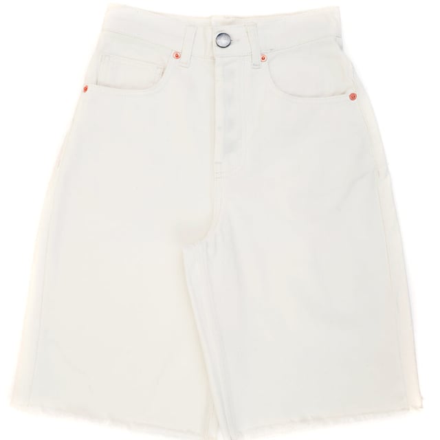 Step into timeless summer style with the RAEY Organic Denim 90s Longline Shorts in White. Made from 100% organic cotton, these shorts are soft, breathable, and eco-friendly, offering both comfort and sustainability. With a nod to '90s fashion, their longline cut provides a flattering, relaxed fit, making them a versatile addition to your warm-weather wardrobe.

The clean white color adds a fresh and crisp touch, perfect for pairing with a variety of tops, from casual tees to stylish blouses. Whether you're heading to the beach or a laid-back brunch, these shorts combine effortlessly with your favorite summer staples for an effortlessly chic look.

Key Features:

Crafted from 100% organic cotton for a soft, sustainable feel

Longline cut for a relaxed, flattering fit

Crisp white color for a fresh, versatile look

Ideal for pairing with casual or dressy summer outfits

Eco-friendly design for the conscious consumer

Chic, comfortable, and sustainable, these 90s-inspired longline shorts are the perfect piece for a stylish, eco-conscious summer.