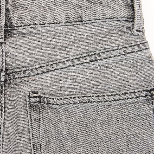 87% organic cotton, 13% recycled cotton. Raey's blue denim shorts are structured with a mid-rise waist and raw-edged relaxed legs, made from a blend of organic and recycled cotton. Raey fuses sharp silhouettes with luxury fabrics to create clean, minimal and effortless pieces for contemporary women as featured in Marie Claire, Elle and Stella.