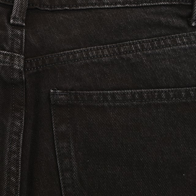 87% organic cotton, 13% recycled cotton. Raey's blue denim shorts are structured with a mid-rise waist and raw-edged relaxed legs, made from a blend of organic and recycled cotton. Raey fuses sharp silhouettes with luxury fabrics to create clean, minimal and effortless pieces for contemporary women as featured in Marie Claire, Elle and Stella.