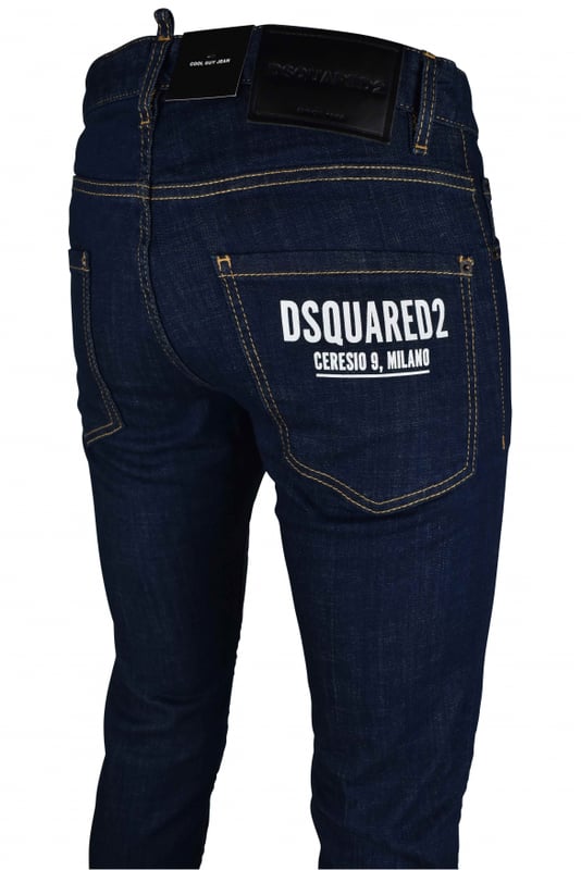 Jean Cool Guy Dsquared2 en algodón azul marino.Parche con logotipo rojo en la bragueta delantera. Etiqueta de cuero negro con el logotipo en la parte trasera.Tres bolsillos delanteros y dos traseros.Detalles escritos en blanco en el bolsillo trasero. Pespuntes amarillos.Cierre con botones.99% Algodón, 1% Elastano.