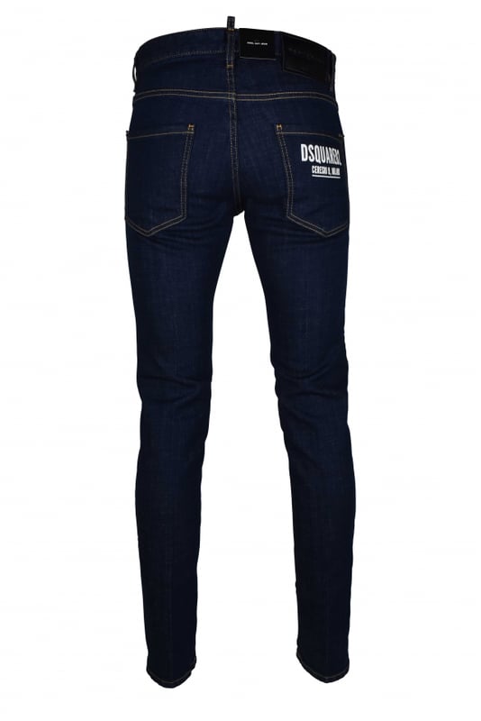 Jean Cool Guy Dsquared2 en algodón azul marino.Parche con logotipo rojo en la bragueta delantera. Etiqueta de cuero negro con el logotipo en la parte trasera.Tres bolsillos delanteros y dos traseros.Detalles escritos en blanco en el bolsillo trasero. Pespuntes amarillos.Cierre con botones.99% Algodón, 1% Elastano.