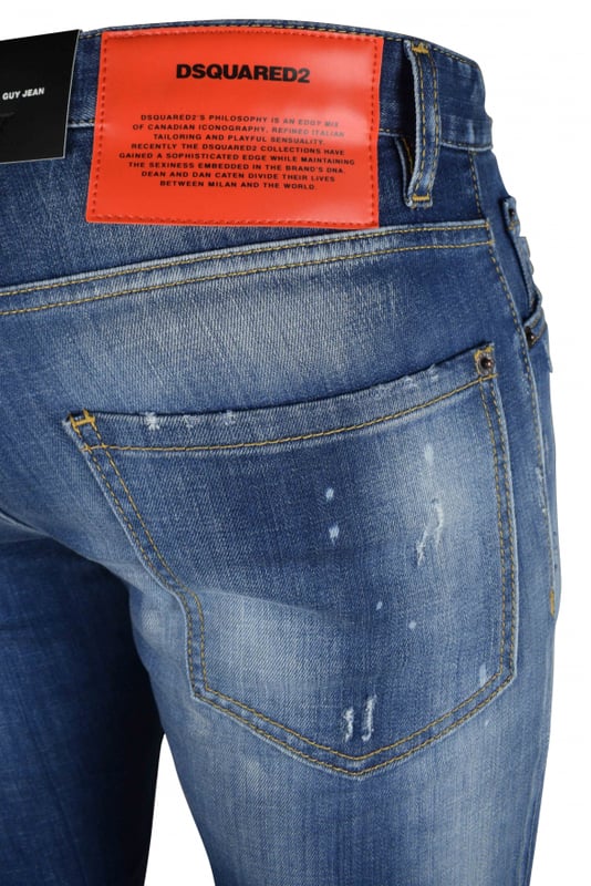 Cool Guy Jean Dsquared2 azul con efecto desgastado.Cinco bolsillos.Efecto rasgado.Logotipo y escritura en la parte trasera sobre un parche rojo.Cierre con botones.Efecto de desgaste.98% Algodón, 2% Elastano.Made in Italy.