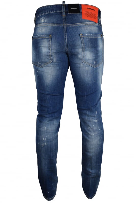 Cool Guy Jean Dsquared2 azul con efecto desgastado.Cinco bolsillos.Efecto rasgado.Logotipo y escritura en la parte trasera sobre un parche rojo.Cierre con botones.Efecto de desgaste.98% Algodón, 2% Elastano.Made in Italy.