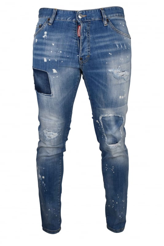 Vaqueros Dsquared2 Cool Guy de algodón azul.Efecto lavado y distressed.Manchas de pintura blanca.Ligeras roturas.Etiqueta roja con logotipo en la bragueta.Parche trasero marrón con palmeras y letras rojas.Cierre con botones.Trabillas.Cinco bolsillos, 2 de ellos traseros.Corte recto.
