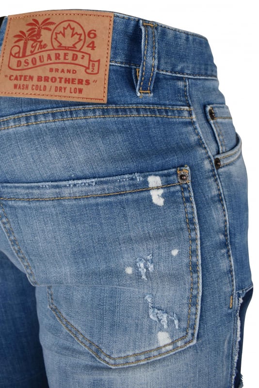 Vaqueros Dsquared2 Cool Guy de algodón azul.Efecto lavado y distressed.Manchas de pintura blanca.Ligeras roturas.Etiqueta roja con logotipo en la bragueta.Parche trasero marrón con palmeras y letras rojas.Cierre con botones.Trabillas.Cinco bolsillos, 2 de ellos traseros.Corte recto.