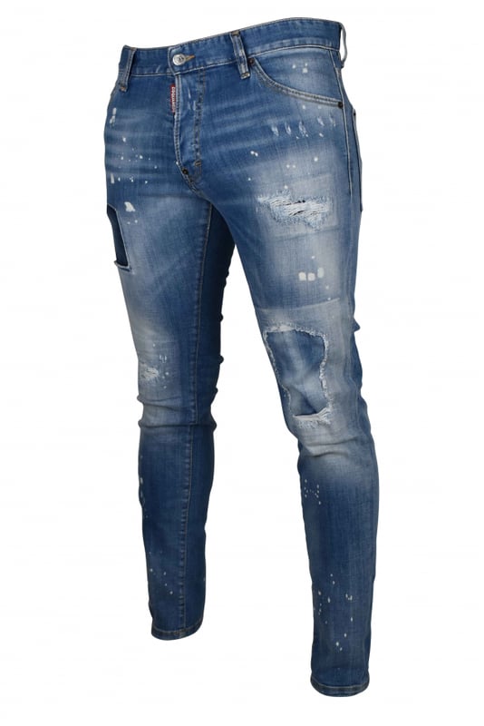 Vaqueros Dsquared2 Cool Guy de algodón azul.Efecto lavado y distressed.Manchas de pintura blanca.Ligeras roturas.Etiqueta roja con logotipo en la bragueta.Parche trasero marrón con palmeras y letras rojas.Cierre con botones.Trabillas.Cinco bolsillos, 2 de ellos traseros.Corte recto.