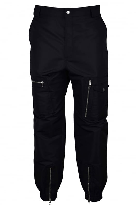 Pantalón Alexander McQueen de poliéster negro.Estilo cargo.Dos bolsillos laterales.Bolsillos con cremallera en los muslos y un bolsillo de presión.Trabillas para cinturón.Tobilleras elásticas.Cierres con cremallera en los tobillos.Bolsillos traseros con automáticos.Made in Italy.