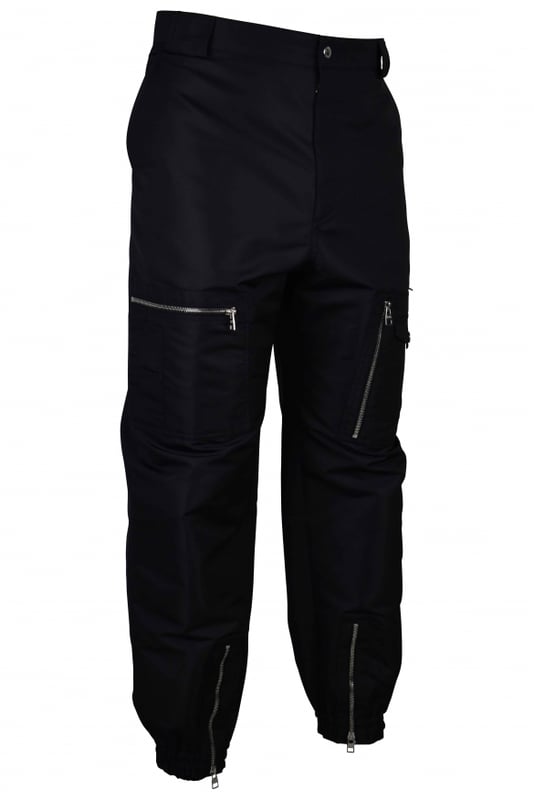 Pantalón Alexander McQueen de poliéster negro.Estilo cargo.Dos bolsillos laterales.Bolsillos con cremallera en los muslos y un bolsillo de presión.Trabillas para cinturón.Tobilleras elásticas.Cierres con cremallera en los tobillos.Bolsillos traseros con automáticos.Made in Italy.