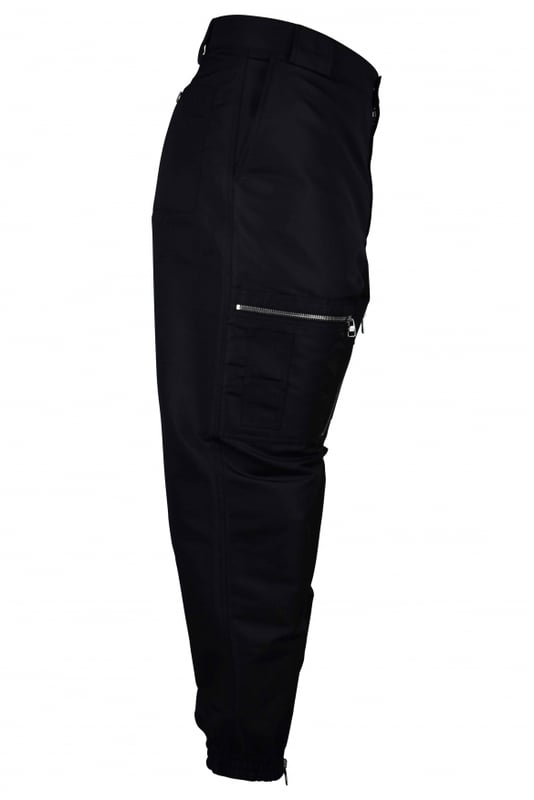 Pantalón Alexander McQueen de poliéster negro.Estilo cargo.Dos bolsillos laterales.Bolsillos con cremallera en los muslos y un bolsillo de presión.Trabillas para cinturón.Tobilleras elásticas.Cierres con cremallera en los tobillos.Bolsillos traseros con automáticos.Made in Italy.