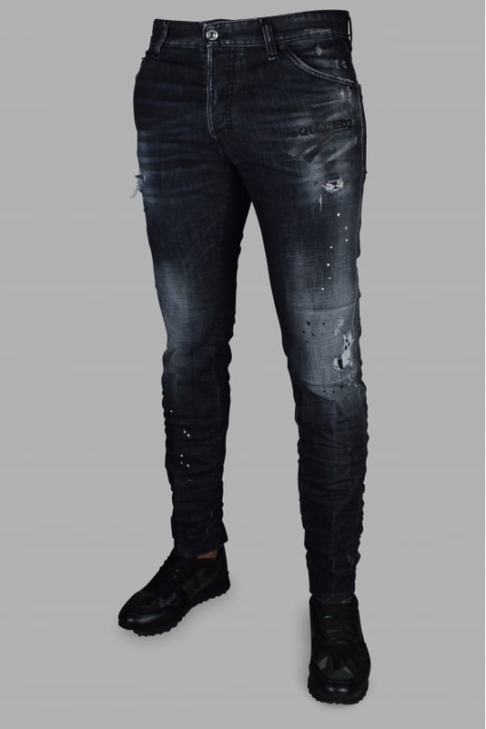 Vaqueros Dsquared2  Cool Guy  de algodón negro con efectos desteñidos.Rasgaduras blancas en el bolsillo derecho y en la rodilla izquierda.Impresión del logotipo negro en el bolsillo izquierdo. Efecto de mancha de pintura blanca y negra.Parche de cuero negro con la letra  DSQ  y el logotipo. Etiqueta negra con el logotipo en la bragueta delantera.Pintura negra efecto mancha.Cierre con cuatro botones.Reunidos en la parte inferior. 98% algodón y 2% elastano.Made in Italy.