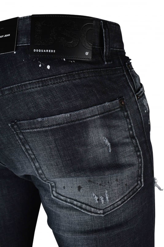 Vaqueros Dsquared2  Cool Guy  de algodón negro con efectos desteñidos.Rasgaduras blancas en el bolsillo derecho y en la rodilla izquierda.Impresión del logotipo negro en el bolsillo izquierdo. Efecto de mancha de pintura blanca y negra.Parche de cuero negro con la letra  DSQ  y el logotipo. Etiqueta negra con el logotipo en la bragueta delantera.Pintura negra efecto mancha.Cierre con cuatro botones.Reunidos en la parte inferior. 98% algodón y 2% elastano.Made in Italy.