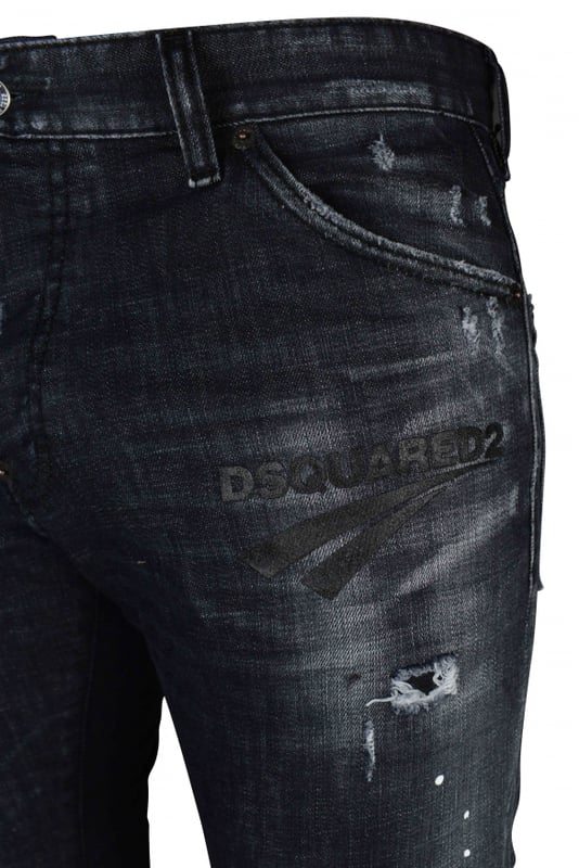 Vaqueros Dsquared2  Cool Guy  de algodón negro con efectos desteñidos.Rasgaduras blancas en el bolsillo derecho y en la rodilla izquierda.Impresión del logotipo negro en el bolsillo izquierdo. Efecto de mancha de pintura blanca y negra.Parche de cuero negro con la letra  DSQ  y el logotipo. Etiqueta negra con el logotipo en la bragueta delantera.Pintura negra efecto mancha.Cierre con cuatro botones.Reunidos en la parte inferior. 98% algodón y 2% elastano.Made in Italy.