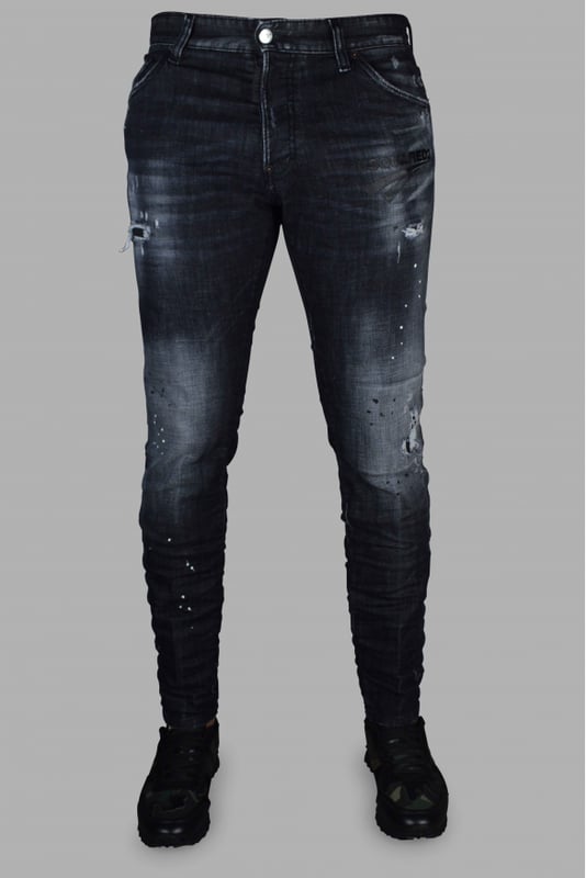 Vaqueros Dsquared2  Cool Guy  de algodón negro con efectos desteñidos.Rasgaduras blancas en el bolsillo derecho y en la rodilla izquierda.Impresión del logotipo negro en el bolsillo izquierdo. Efecto de mancha de pintura blanca y negra.Parche de cuero negro con la letra  DSQ  y el logotipo. Etiqueta negra con el logotipo en la bragueta delantera.Pintura negra efecto mancha.Cierre con cuatro botones.Reunidos en la parte inferior. 98% algodón y 2% elastano.Made in Italy.