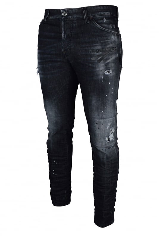 Vaqueros Dsquared2  Cool Guy  de algodón negro con efectos desteñidos.Rasgaduras blancas en el bolsillo derecho y en la rodilla izquierda.Impresión del logotipo negro en el bolsillo izquierdo. Efecto de mancha de pintura blanca y negra.Parche de cuero negro con la letra  DSQ  y el logotipo. Etiqueta negra con el logotipo en la bragueta delantera.Pintura negra efecto mancha.Cierre con cuatro botones.Reunidos en la parte inferior. 98% algodón y 2% elastano.Made in Italy.