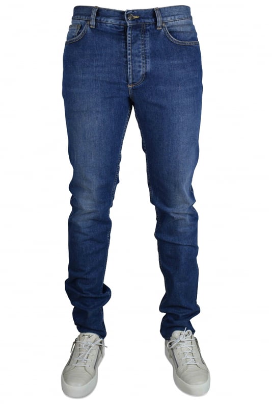 Jeans azul de algodón de 5 bolsillos de Givenchy.Etiqueta de cuero negro en la parte posterior.Logotipo blanco en el bolsillo trasero.Hebillas de cinturon.Ajustado.Material: 98% algodón, 2% elastano.Made in Italy.